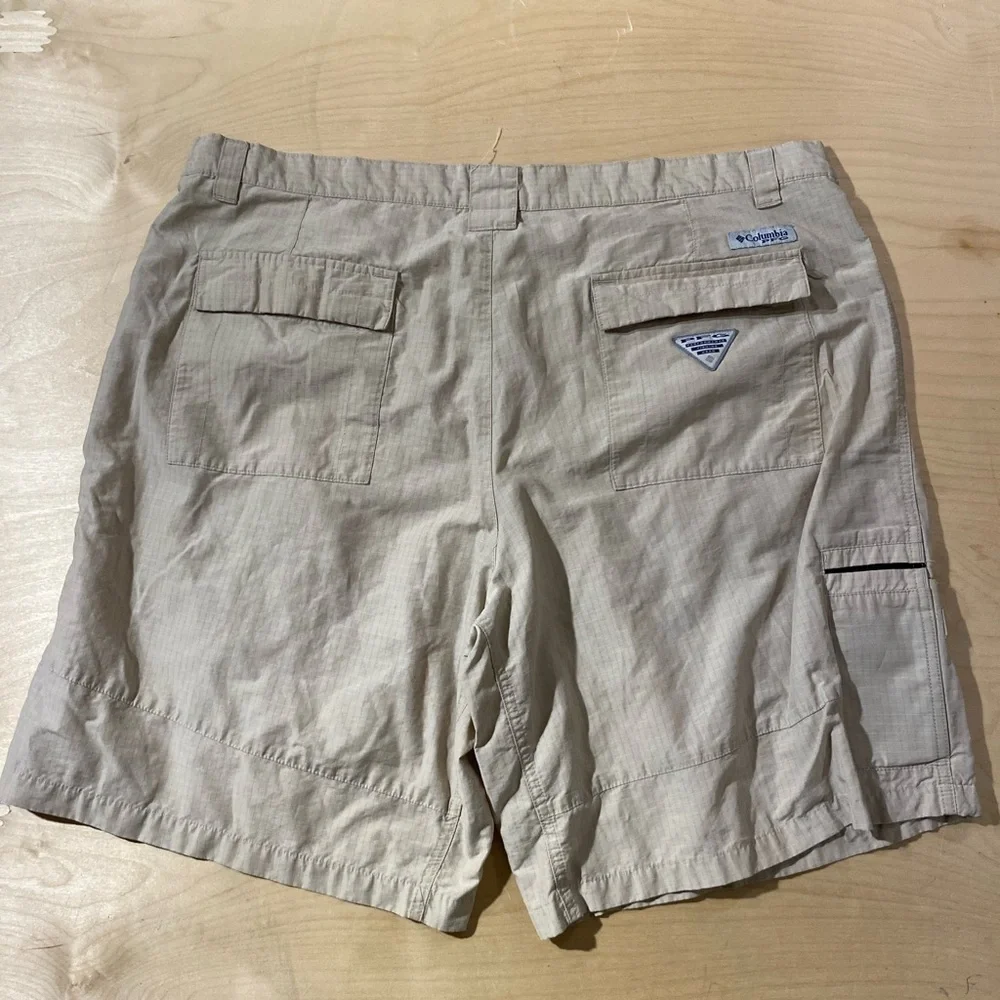 Columbia Men's Tan PFG  Cargo Shorts 42 (OM)